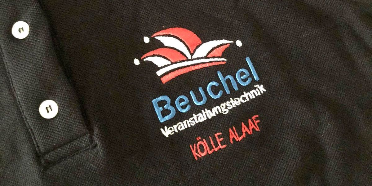 Foto: BEUCHEL-Logo gstickt auf Hemden der Veranstaltungstechniker Mitarbeiter